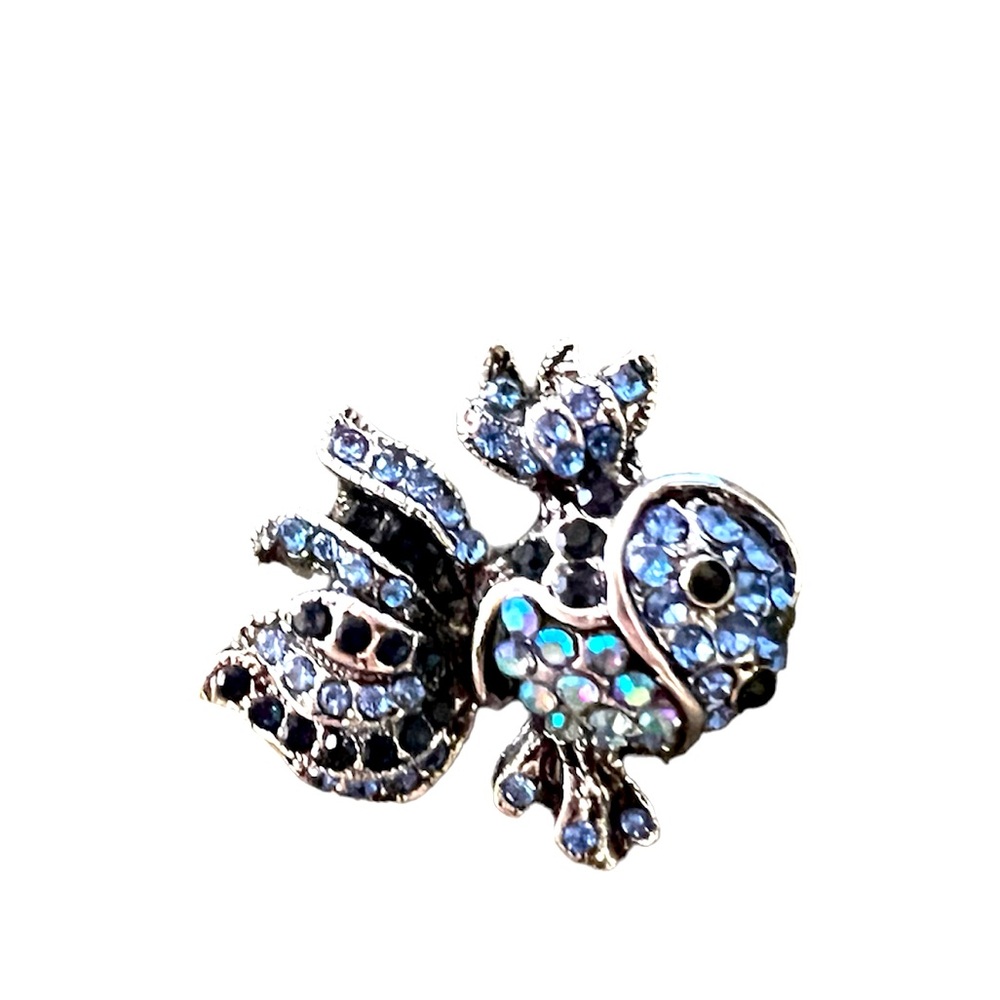 FISHY WITH BLUE CHRYSTALS AND SILVER TONE BROOCH PIN